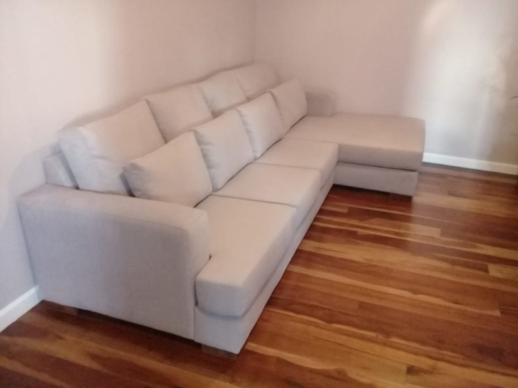 Sofá de 3 lugares com chaise cor branca